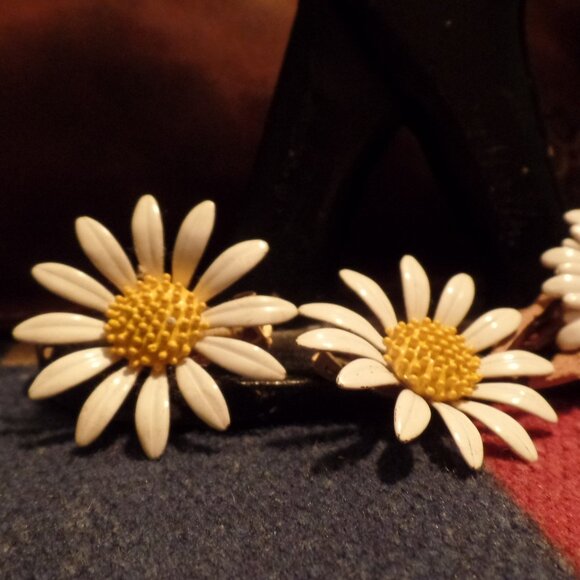 Vintage CLIP-ON Earrings Enamel Daisy SET OF 2 - Picture 3 of 6